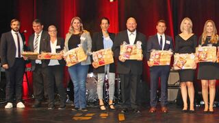 Die Jubilare bei der offiziellen Feier der Würth Industrie Service im Carmen Würth Forum in Gaisbach.