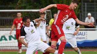Der TSV Tauberbischofsheim (in Rot Marvin Gimbel) war nicht aufzuhalten: Das Duell gegen Großrinderfeld entschied der Aufsteiger mit 2:0 für sich.