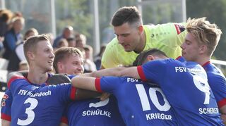 Alle auf den Torschützen: Dank eines Doppelpacks von Innenverteidiger Arne Schülke dürfen sich die Hollenbacher über den Heimsieg gegen Holzhausen freuen. Damit klettern die Lanig-Mannen auf den dritten Tabellenplatz der Oberliga.