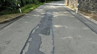 Nach derzeitigem Stand kann voraussichtlich 2025 die in weiten Strecken stark schadhafte L 1003 zwischen Weikersheim und Queckbronn saniert werden.