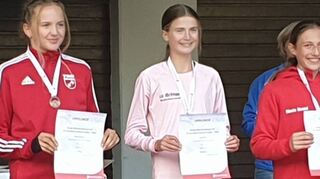Hinter Julia ehrle (Bildmitte) wurde Marie Brand (rechts) Zweite bei den Landes-Straßenlaufmeisterschaften. Dritte wurde Maray Brenner.