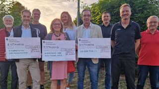 Lauter strahlende Gesichter: (von links) Heinz Losert (FC Igersheim), Michael Raditsch (Caritas-Krankenhaus), Michael Matthes (FC), Barbara Veeh (Diakonisches Werk), Tine Geldbach (FC), Axel Völkert (Weißer Ring), Heiko Knebel, Peter Ruess und Walter Lang (alle FC).