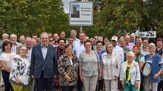 Großer Bahnhof bei der Enthüllung des Partnerschaft-Schildes der Gemeinden Henfstädt in Thüringen und dem bayerischen Tauberrettersheim. Angeführt wurden die Delegationen (von links) von Altbürgermeister Hermann Öchsner, Karin Fries, Simone Langner-Schneider und der damaligen Bürgermeisterin Renate Amthor.