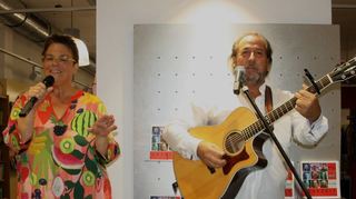Musikalisch gestaltet wurde die Feier von Karin FU (Gesang) und Manfred Brette (Gitarre, Gesang).