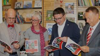 Landrat Christoph Schauder (Zweiter von rechts) sowie Bürgermeisterstellvertreter Klaus-Dieter Brunotte (rechts) gemeinsam mit Rosemarie Lux und Rainer Moritz, die beiden Firmengründer und geschäftsführende Inhaber der Bad Mergentheimer Buchhandlung.