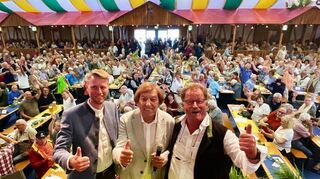 Kultstar Bata Illic mit Wertheims Oberbürgermeister Markus Herrera Torrez (links) und Festwirt Hans Peter Küffner.