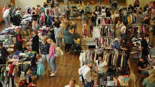Der Kinderkleiderflohmarkt des Familienzentrums lockt viele Menschen in die Grünsfelder Stadthalle.