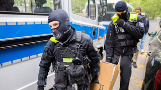 Polizisten sichern Beweisstücke im Rahmen einer Hausdurchsuchung (Symbolbild). Zu einer solchen Durchsuchung kam es auch in Bad Mergentheim, nun ist ein Urteil wegen des Besitzes von Kinderpornografie gefallen.