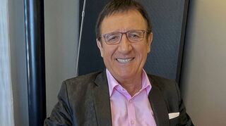Wolfgang Reinhart mit seinem neuen Buch „Ich bleib’ dann mal da“.