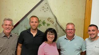 Nachfolger von Manfred Kreußer (links) als TSV-Vorsitzender ist Sven Gibfried (Zweiter von links). Mit im Bild Marianne Metzger, Manfred Thomas und Andre Fries.