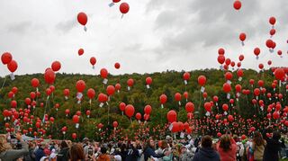 Ein echtes Spektakel: Mehr als 800 Luftballons stiegen am Donnerstagmittag in den Himmel über dem Wertheimer Festplatz. Zuvor waren die Mädchen und Jungen vom Marktplatz aus durch die Stadt gezogen.