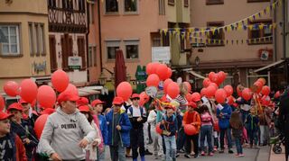 Die Kinder der Gemeinschaftsschule mit ihren roten Mützen überquerten direkt hinter der Kapelle die Tauberbrücke.