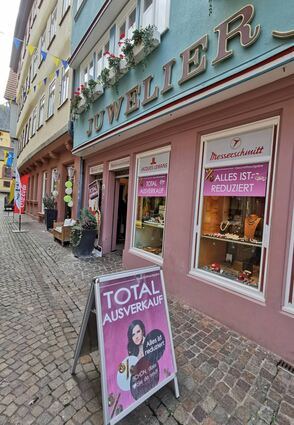 Seit Tagen ist es offensichtlich: Die Inhaber des Juweliergeschäfts Jan am Marktplatz in Wertheim, Ursula und Günter Hartmann, ziehen einen Schlussstrich.