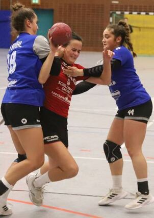 Für die Handballerinnen der HG Königshofen/Sachsenflur gilt es, sich zum Auftakt gegen den TV Brühl durchzusetzen.