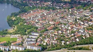Attraktives Wohngebiet: der Mannheimer Ortsteil Rheinau-Süd heute. Rechts die alte IG-Siedlung, links der Rheinauer See, früher ein Baggerloch.