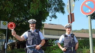 Die Streifenpolizisten Nicolas Müller und Laureen Eiermann sind regelmäßig vor Schulen im Einsatz. Sie kontrollieren, ob die Verkehrsregeln eingehalten werden, aber auch, ob Kinder in den Fahrzeugen ausreichend gesichert sind.