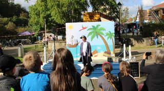 Mit Feuereifer dabei – beim Theater von „Pirat Stinkesocke“.