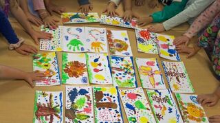 Das Malen der farbenfrohen Postkarten machte den Kindern Spaß.