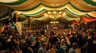 200 Jahre Michaelismesse: Die Festhalle ist an jedem Tag gut gefüllt. Das liegt sicher auch am attraktiven Bühnenprogramm.