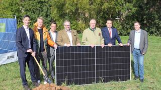 Große Freude herrschte bei allen Projektbeteiligten über den Spatenstich für zwei weitere PV-Anlagen auf Freiland beim Ernsthof.