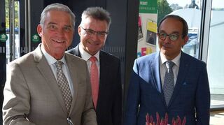Thomas Strobl, stellvertretender Ministerpräsident Baden-Württembergs, trägt sich ins Gästebuch „50 Jahre Neckar-Odenwald-Kreis“ ein. Landrat Dr. Achim Brötel und Buchens Bürgermeister Roland Burger freuen sich über den prominenten Gast.