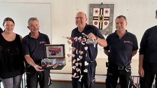 Das Bild zeigt Feuerwehr-Gerätewart Bernhard Beyer gemeinsam mit den anderen hauptamtlichen Kräften der Feuerwehr Bad Mergentheim um Stadtkommandant Karl-Heinz Barth im Rahmen einer Feierstunde an seinem letzten Arbeitstag.