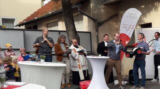 Große Freude herrschte bei der Übergabe des „Fuhrparks“, eines Bobby-Cars, für das Familienzentrum Großrinderfeld (von links): Jan Eckhoff (Kindergartenleitung), Beate Maier (Bereichsleitung Beraten), Pfarrer Damian Samulski, Pfarrer Oliver Habiger, Gudio Imhof- (Abteilungsleiter), Dominik Ott (Koordinator des Familienzenrums), Bastian Weippert (Vorstand Caritasverband), Nadja Maertens (Caritassozialdienst), Elisabeth Krug (Sozialdezernentin) und Johannes Leibold (Bürgermeister)