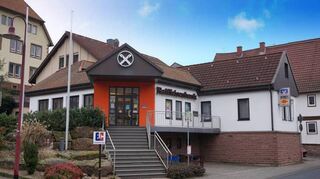 Die Hauptstellen der neu geschaffenen „Ihre Volksbank Neckar Odenwald Main Tauber“ in Tauberbischofsheim, Mosbach und Eichenbühl (von rechts).