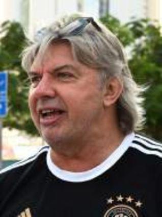 Ronny Zimmermann (r), Vizepräsident des Deutschen Fußball-Bundes für Amateurfußball und Angelegenheiten der Regional- und Landesverbände unterhält sich mit Fanbetreuern der DFB-Fanbotschaft in Doha. +++ dpa-Bildfunk +++