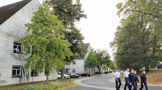 Polizeianwärter auf dem Weg von der Mensa wieder zurück zur Polizeihochschule Wertheim. Ihr Weg führt sie am „Vier-Finger-Gebäude“ vorbei.