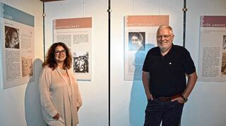 Im jüdischen Museum Creglingen ist bis 12. November die Ausstellung „Lichter im Dunkeln - Frauen während des Holocaust“ zu sehen. Unser Bild zeigt die Vorsitzende der Stiftung Jüdisches Museum, Sabine Kutterolf-Ammon sowie den Geschäftsführer der Stiftung, Martin Heuwinkel.