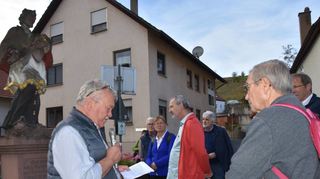 Lothar Achstetter (links), Vorsitzender des Heimatvereins Brehmbachtal, erläuterte Besonderheiten und Sehenswürdigkeiten im Weinort Königheim. Eine andere Gruppe aus Heimatforschern wurde von Burkard Gassenbauer geführt.