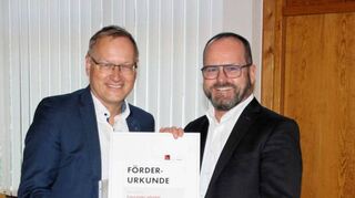 Stellvertretend für den Sponsoren- und Unterstützerkreis überreichte Johannes Schmalzl (links), Vorstandsvorsitzender der Würth-Stiftung, eine symbolische Förderurkunde an Futurelabs-Initiator Dr. Gunther Wobser.