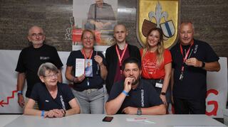 Gemeinsam gegen den Krebs (von links): Diether und Rita Seubert, Astrid und Tobias Bernhardt, Markus Haas sowie Annika und Klaus Bernhardt (alle Narrengilde Grünsfeld) waren bei der Typisierungsaktion mit von der Partie.