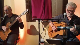 Jürgen Gutmann (links) und Manuel Dempfle (beide Gitarre und Gesang) zelebrierten die Musik und Lyrik von Leonhard Cohen in der ehemaligen Synagoge.