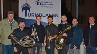 FN-Marketingleiter Michael Wünsch (links), der stellvertretende FN-Reporter-Chef Sascha Bickel sowie Bürgermeister-Stellvertreter Andreas Lehr dankten den vier Musikern um Turmbläser Maximilian Ortmeier (Mitte) für die Serenade.