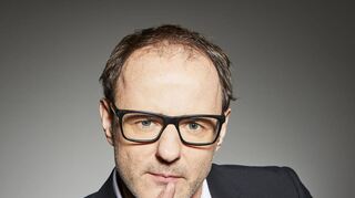 Referent Vince Ebert begeistert seit 20 Jahren mit seinen Bühnenshows tausende Zuschauer. Bekannt wurde der Diplom-Physiker, Autor und Kabarettist vor allem durch seine langjährige Moderation der Sendung „Wissen vor Acht“ in der ARD. Am Donnerstag, 16. November, kommt er nach Bad Mergentheim.