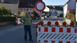 Nach Angaben von Bürgermeister Engelbert Zobel will die Gemeinde Bieberehren vorsorgen und wird im Zusammenhang mit der Fahrbahndecken-Erneuerung auch ihre Versorgungsleitungen sanieren und erneuern. Die Vollsperrung dauert voraussichtlich bis zum 27. Oktober.
