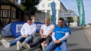 Beine hoch, und ab gehts! Beim ersten Bobbycar-Rennen am Aktivsonntag gab es keine Altersbegrenzung. Die älteren Semester taten sich naturgemäß etwas schwerer. Landrat Dr. Achim Brötel begrüßte als Schirmherr der Veranstaltung die Besucher, Bürgermeister Roland Burger als Mitveranstalter.