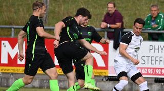 In einem torreichen Spiel bezwingt der TSV Oberwittstadt (schwarze Trikots) den TuS Großrinderfeld mit 4:3.
