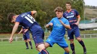 Die SGM Mulfingen/Hollenbach II holt einen Dreier gegen den VfB Bad Mergentheim (in Hellblau) und rutscht in der Tabelle auf den fünften Platz.