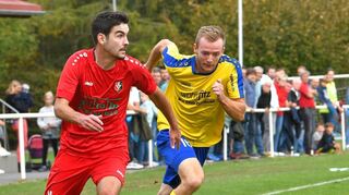 Jannis Geißler (links) bereitete die Führung seines Teams, die aus einem Eigentor der Gäste resultierte, mit einer feinen Einzelleistung hervorragend vor. Rechts im Bild Sören Hofmann vom FV Brehmbachtal.