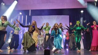 Finale einer grandiosen Tanz-Show: Am Ende gab es für „Das Kleid“ tosenden Beifall für alle Beteiligten.