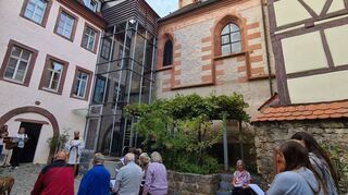 Dekan Thomas Holler nahm die traditionelle Tiersegnung im Klösterlegarten in Tauberbischofsheim vor.