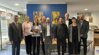 Neben Landrat Dr. Achim Brötel (links) waren auch Frank Hehn, Geschäftsführer der Kliniken (Vierter von links), Ricsi Magyarós, der stellvertretende Schulleiter des Kunstgymnasiums (Fünfter von links), Kunstlehrer Balazs Nemethy (Vierter von rechts) Schulleiter Jochen Schwab (Dritter von rechts) und Karin Fleischer (Zweite von links) bei der Ausstellungseröffnung dabei.