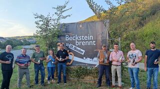 Die Vorfreude auf „Beckstein brennt“ am 29. Oktober ist groß: Die teilnehmenden Brenner freuen sich auf das Highlight im Herbst. Von links: Erich Krämer (Brennerei Krämer), Mario Schwarzburg (Brennerei Schwarzburg), Dieter Braun (Brennerei Braun), Lena Benz (Weingut Benz), Stephan Grimm (Brennerei Grimm), Horst Strebel (Winzerhof Strebel), Michael Spies (Becksteiner Winzer eG), Jochen Hahn (Familienbrennerei Hahn) und Michael Möhler (Brennerei Möhler). Es fehlt die Brennerei Geiger.