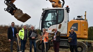 Im ersten Bauabschnitt für die Erweiterung der Firma „Interzero“ wird unter anderem ein größerer Kanal verlegt. Der Spatenstich erfolgte durch Höpfingens Bürgermeister Christian Hauk (von links), Bernd Gehrig, Uwe Grasmann, Gianna Sannicola, Roland Frank und Walldürns Bürgermeister Meikel Dörr (Walldürn).