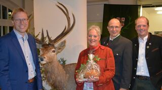 Eröffneten die Ausstellung „Wilde Lebensräume“ (von links): Kulturamtsleiter Kersten Hahn, Bürgermeisterstellvertreterin Manuela Zahn, Martin Michelberger (Koordination Diorama-Aufbau) und Kreisjägermeister Florian Dietzel.