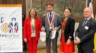 Der Bürgermeister aus Douai, Frédéric Chéreau, beim Empfang im historischen Rathaussaal mit den beiden Rotary-Präsidentinnen, aus Duoai Cathy Drai (links) und aus Bad Mergentheim Prof. Dr. Martina Klärle (rechts).