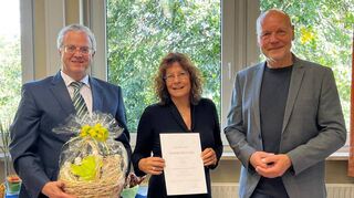 Bürgermeister Thomas Ludwig (links) und Schulrat Uwe Wurz gratulierten Rektorin Claudia Hampe zu ihrem Dienstjubiläum. Die Pädagogin ist seit 25 Jahren als Lehrerin tätig, derzeit an der Seckachtalschule..